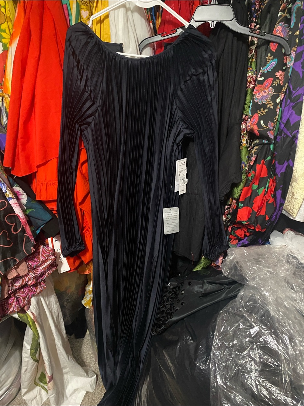 julia jordan Black Pleated Long Sleeve Midi Dress
